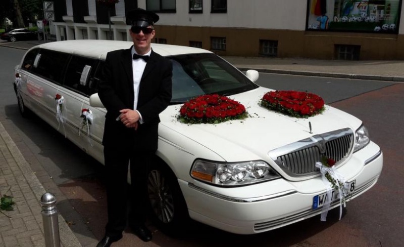 20160611_11. Juni 2016 Hochzeit Debbie - Zwei Rosenherzen auf der Motorhaube.jpg