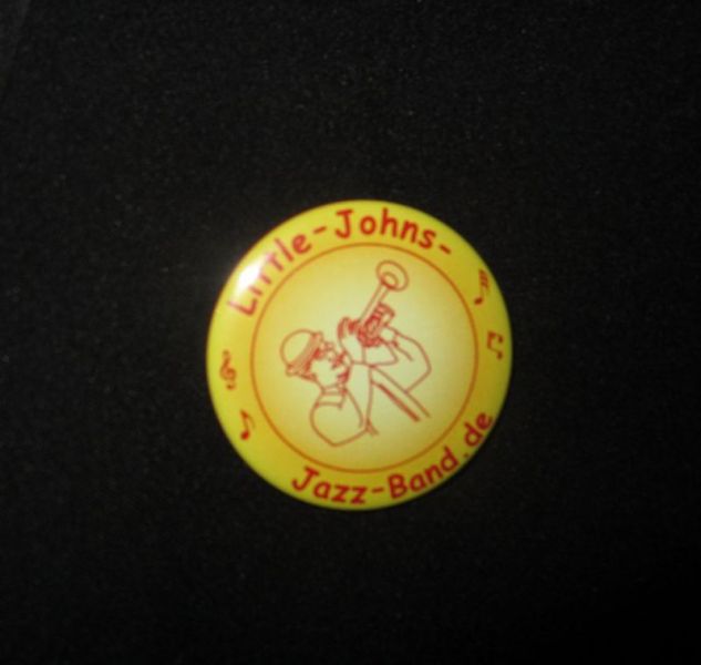 Button auf schwarzem Stoff