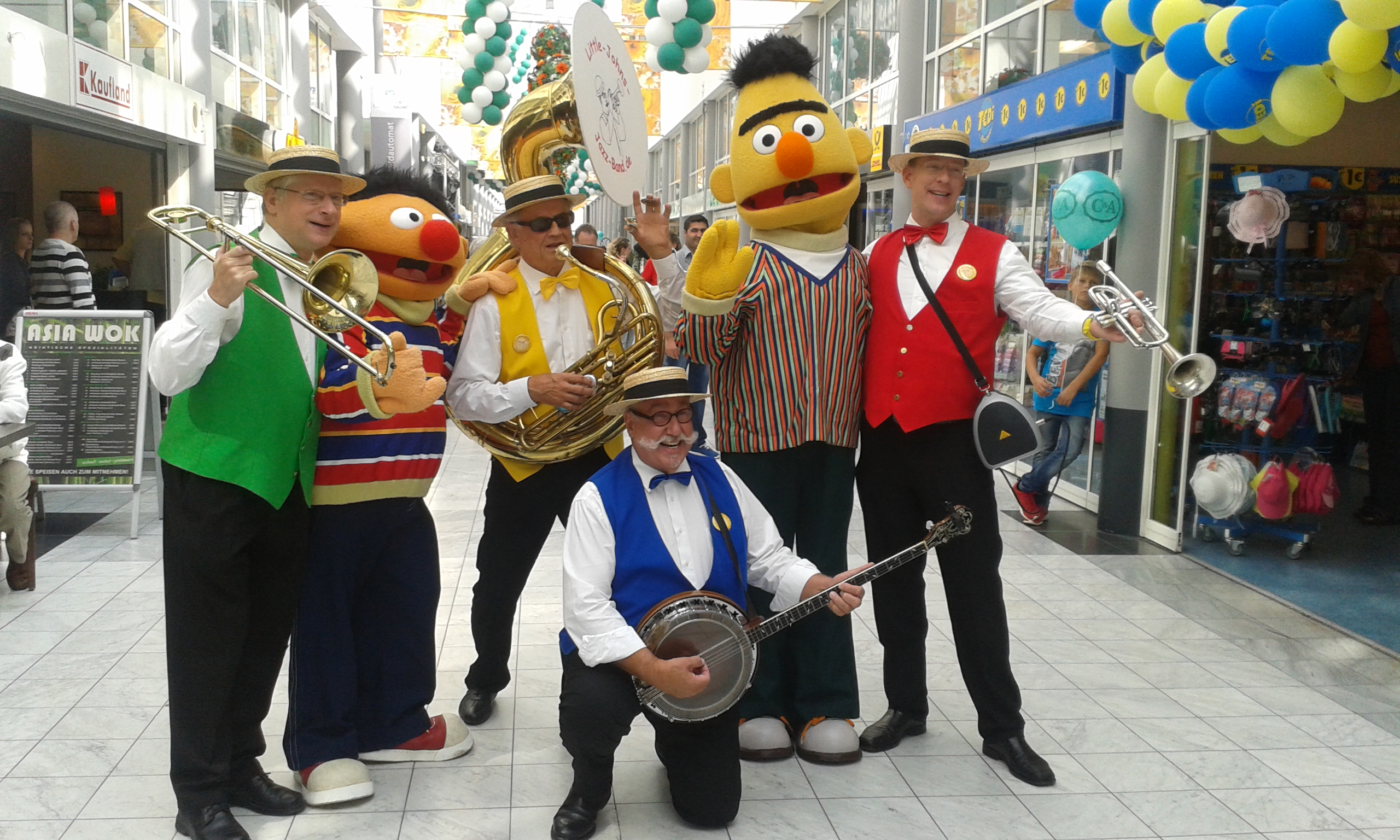 2015_09_September_04 - Little Johns Jazz Band als walking act im Kaufhaus